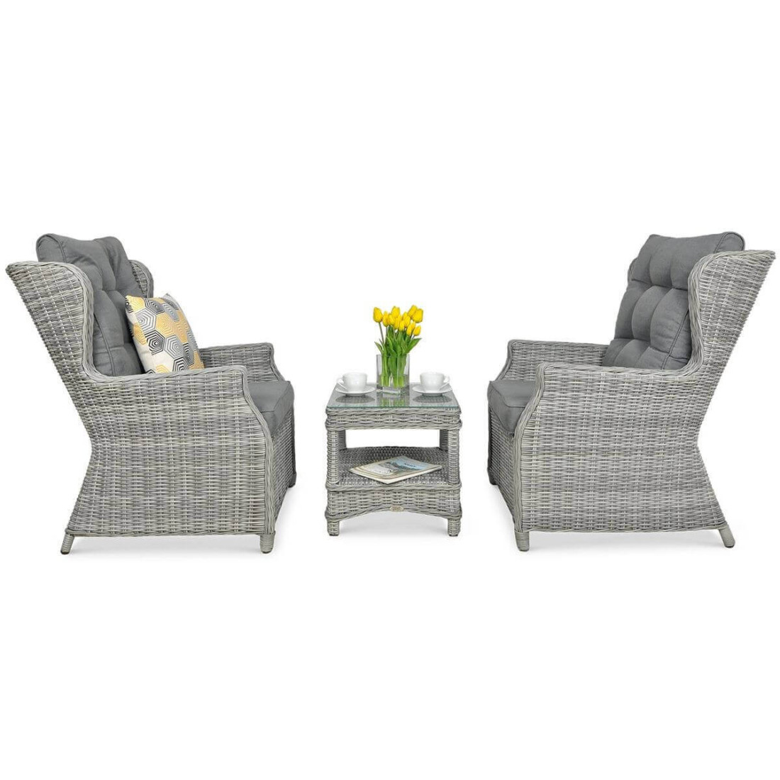 Komplet mebli składający się z dwóch foteli i stolika kawowego