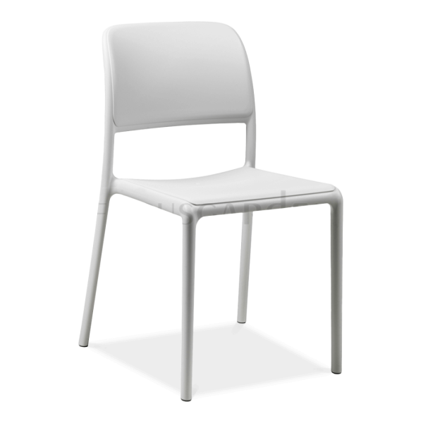 białe krzesło do ogrodu