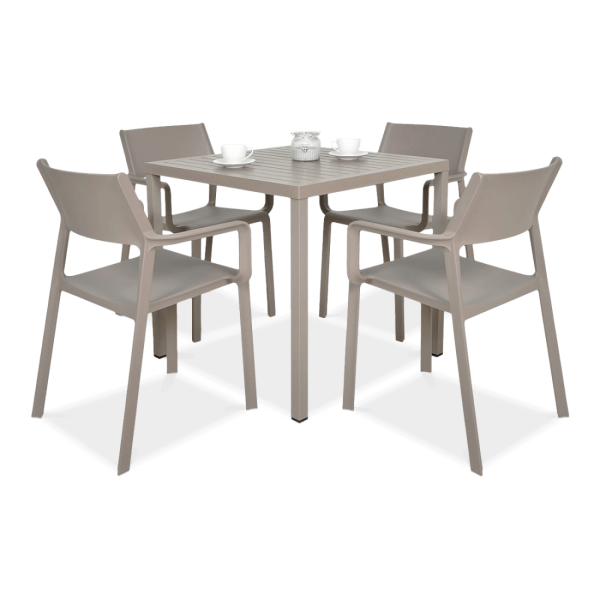 brązowy zestaw krzeseł i stołu do ogrodu