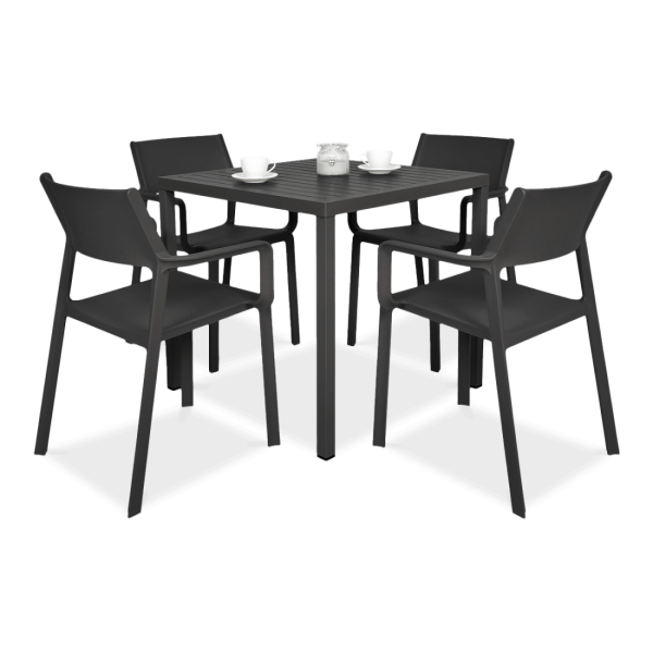 zestaw kawowy na balkon z czterema krzesłami i stolikiem