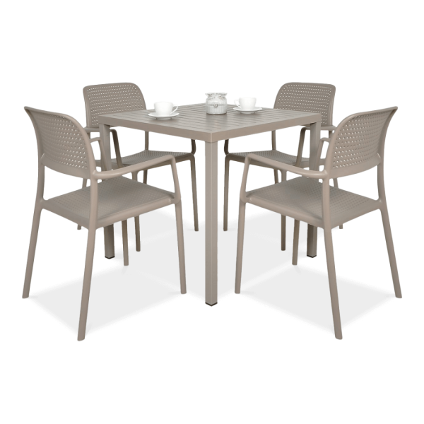 Meble jadalniane w kolorze brązowym. Cztery krzesła i kwadratowy stolik