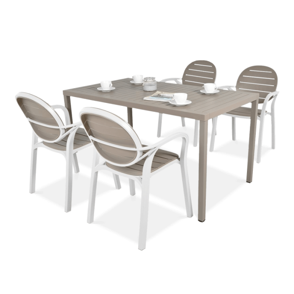 cztery krzesła i stół ogrodowy w kolorze brązowym i białym