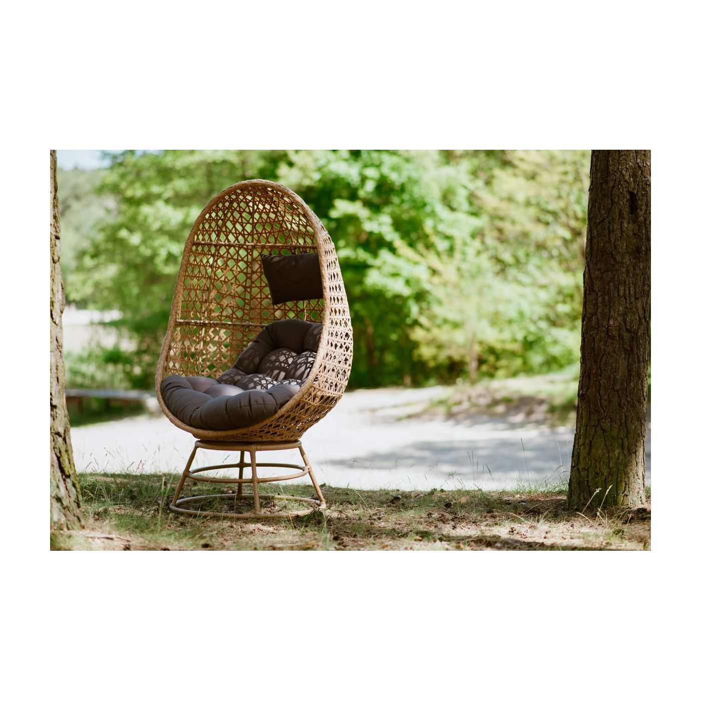 Fotel obrotowy z technorattanu beżowy w naturalnej aranżacji 