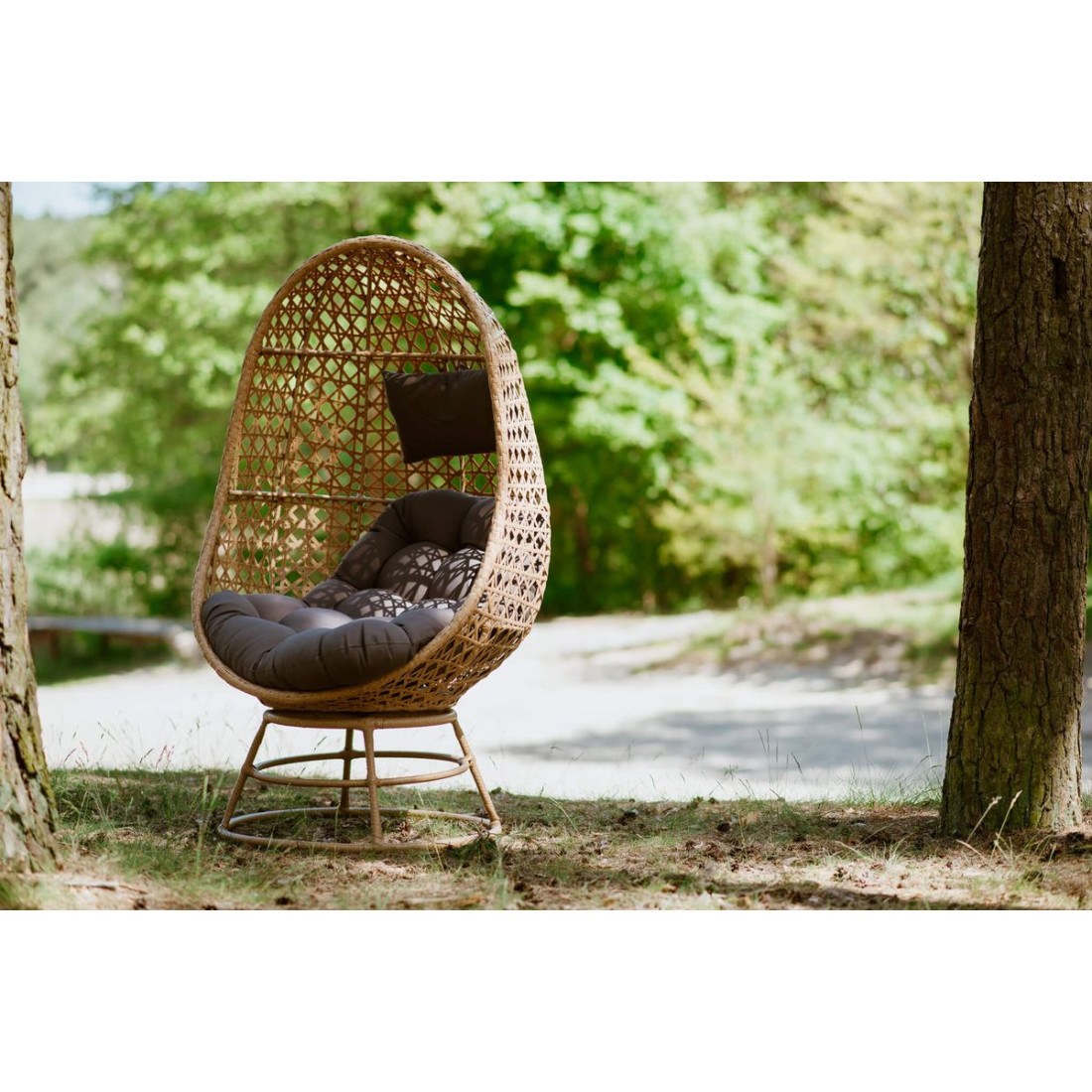 Fotel obrotowy z technorattanu beżowy w naturalnej aranżacji 