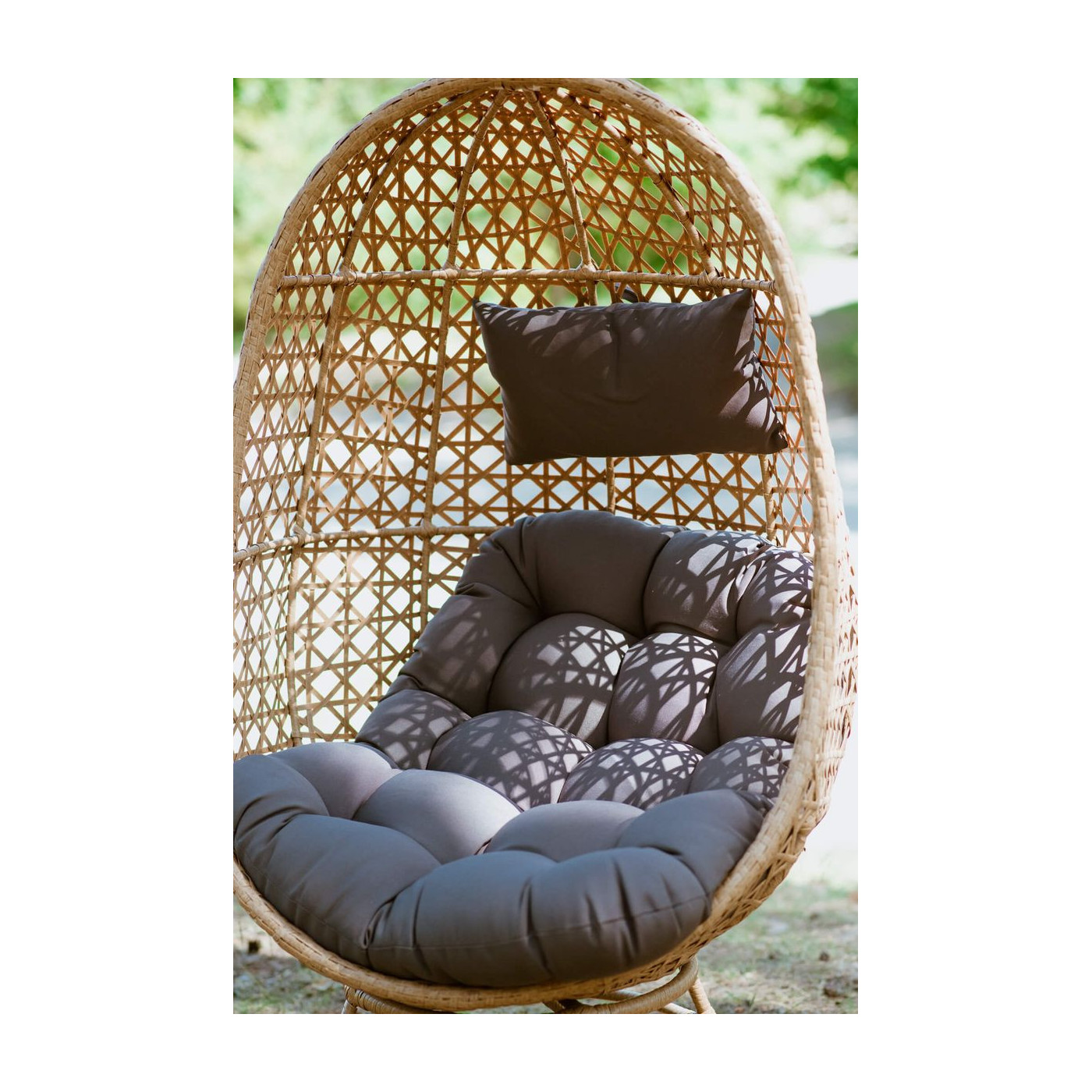 Wnętrze fotela beżowego z technorattanu z szarymi poduchami