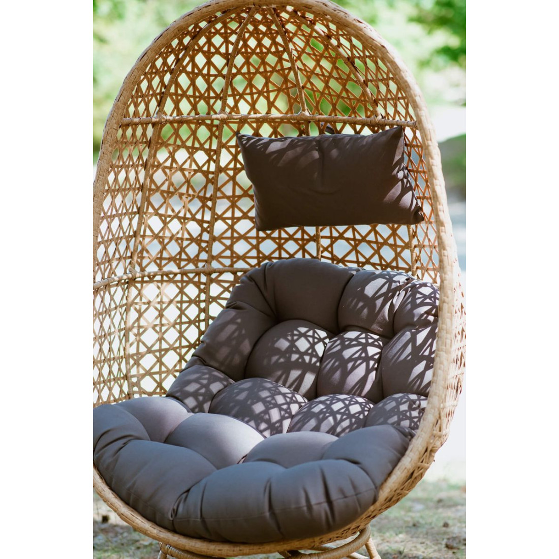 Wnętrze fotela beżowego z technorattanu z szarymi poduchami