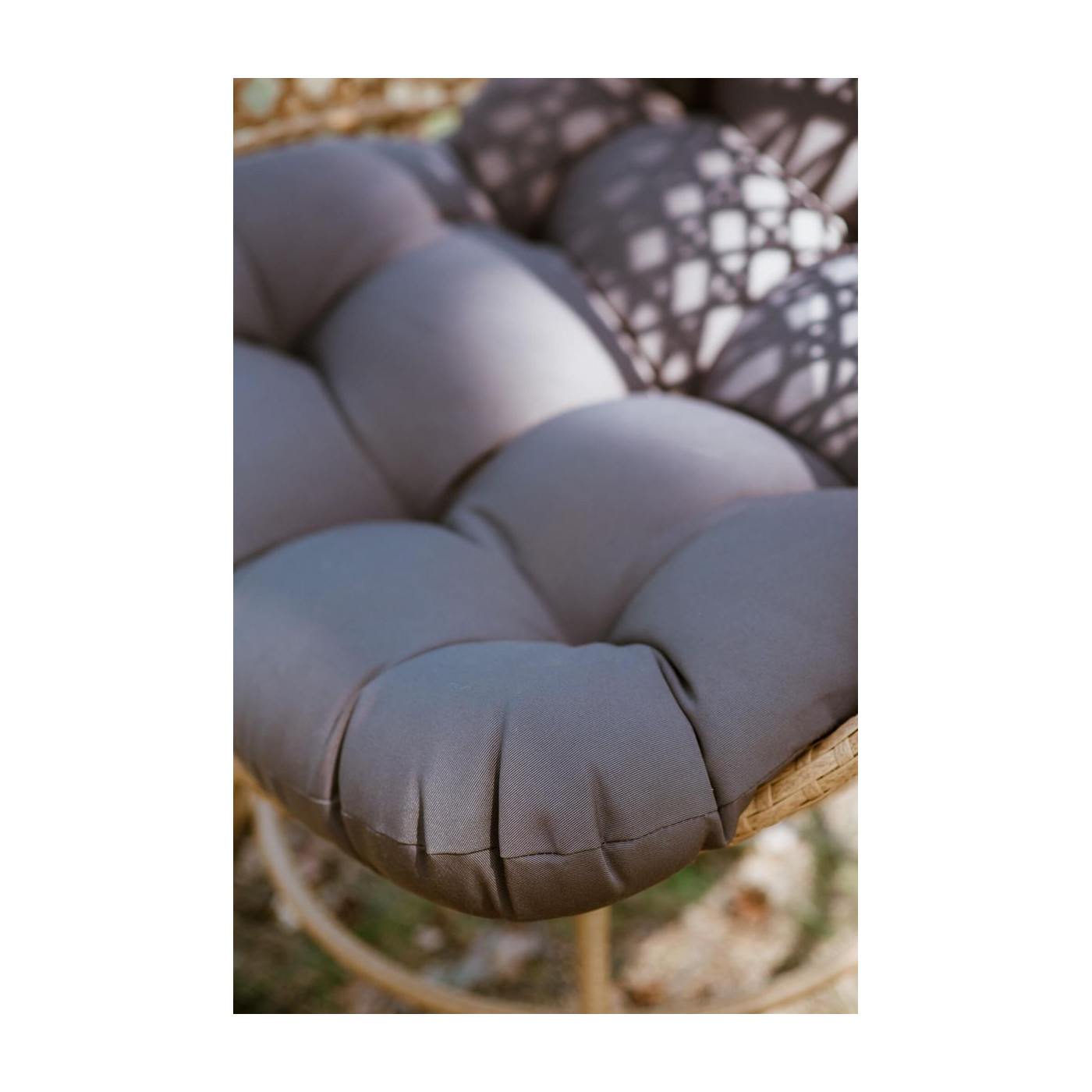 Szara poducha wnętrza fotela ogrodowego