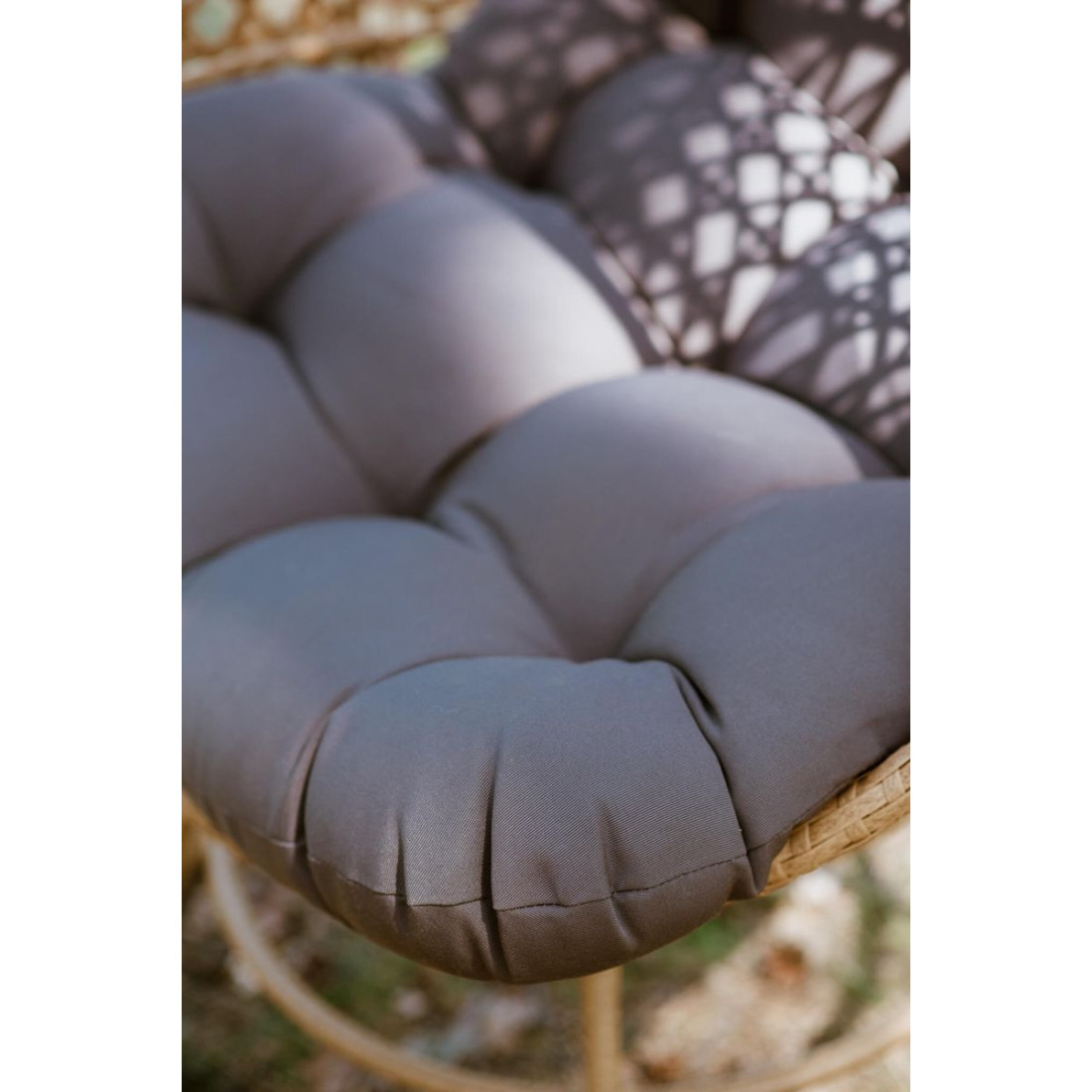 Szara poducha wnętrza fotela ogrodowego