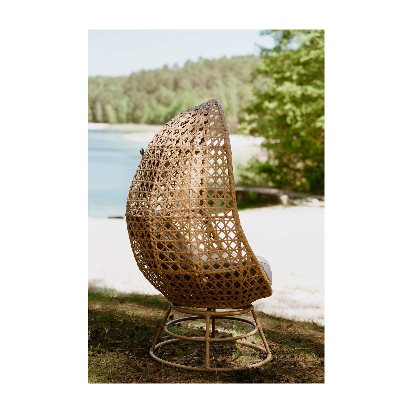 Beżowy korpus fotela obrotowego z techonrattanu