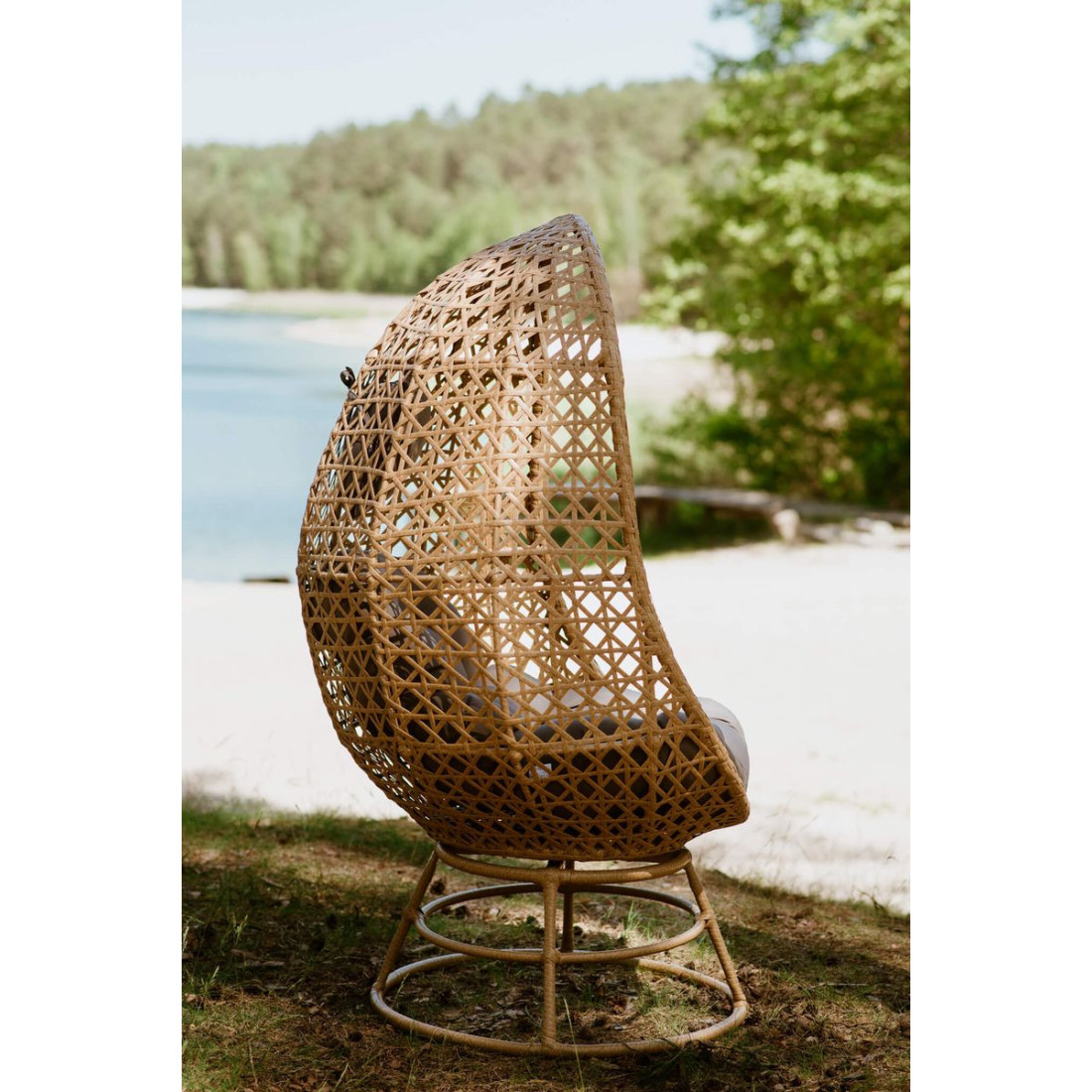 Beżowy korpus fotela obrotowego z techonrattanu