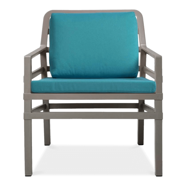 fotel brązowy ogrodowy z niebieskimi poduszkami