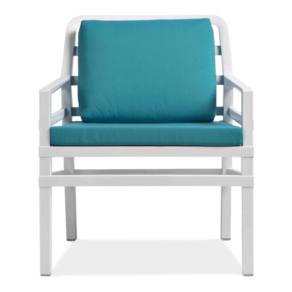 biały fotel ogrodowy z niebieskimi poduchami