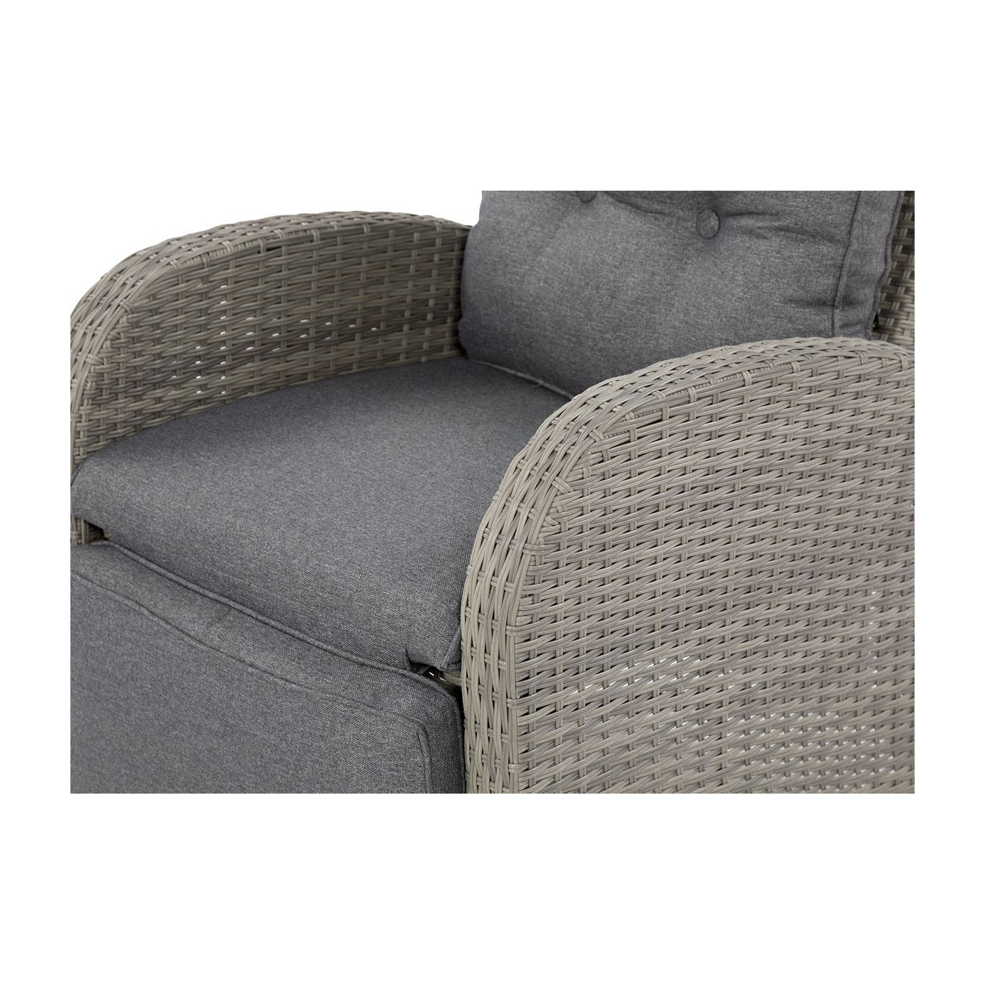 zbliżenie na technorattanowy podłokietnik i ciemno szare poduszki w fotelu alicante