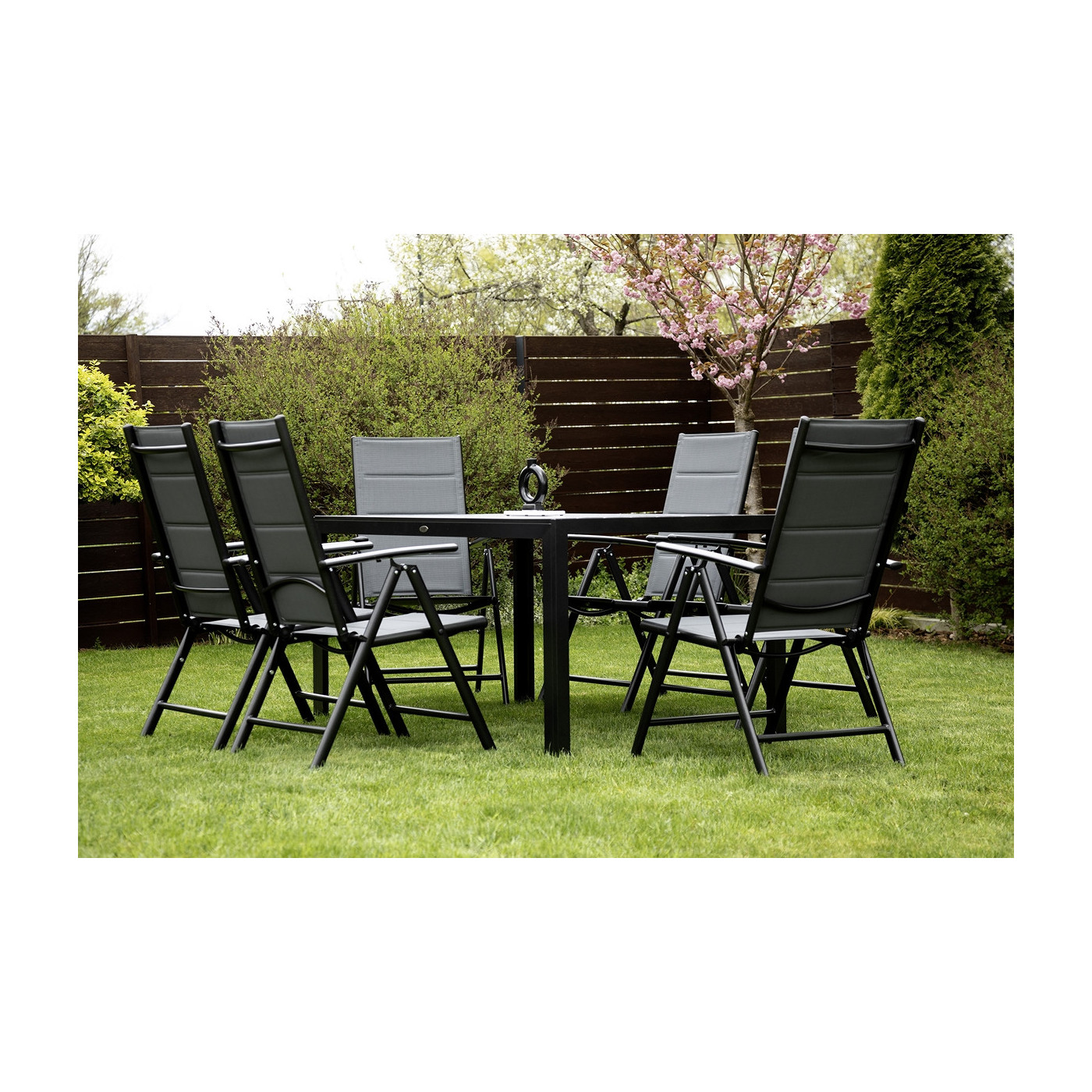 Aranżacja w ogrodzie zestawu do ogrodu w kolorze ciemno szarym sydney 