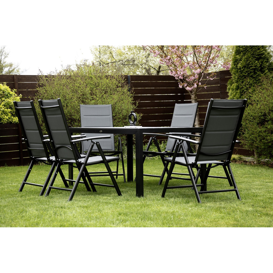 Aranżacja w ogrodzie zestawu do ogrodu w kolorze ciemno szarym sydney 