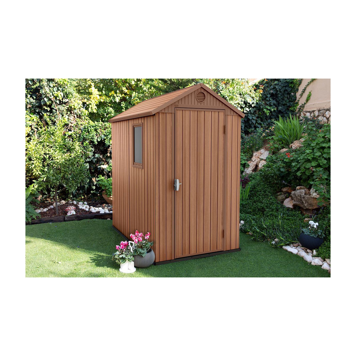 Domek narzędziowy KETER Darwin 118x185cm Brązowy, aranżacja w ogrodzie