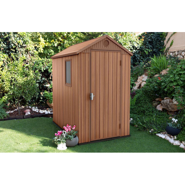 Domek narzędziowy KETER Darwin 118x185cm Brązowy, aranżacja w ogrodzie