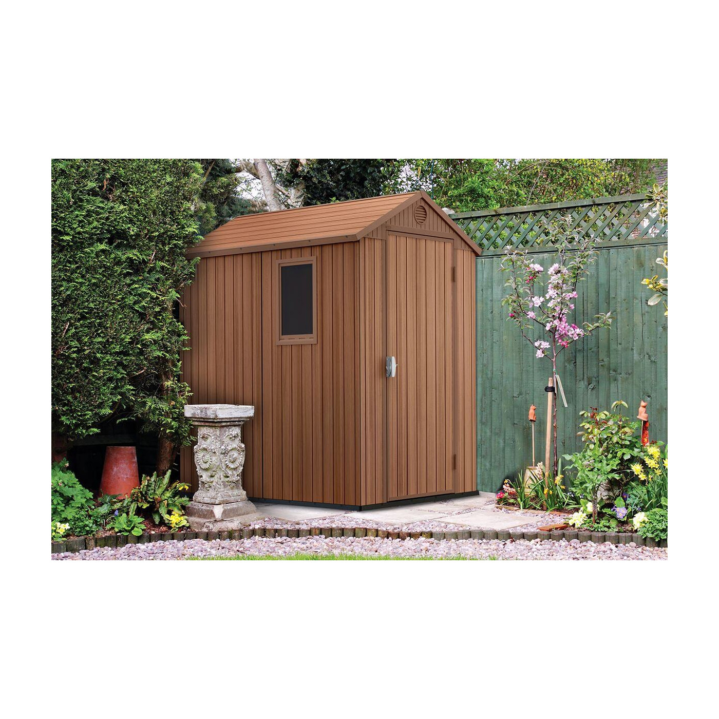 Domek ogrodowy na narzędzia Darwin 4x6 Brown KETER w ogrodzie, okno z boku