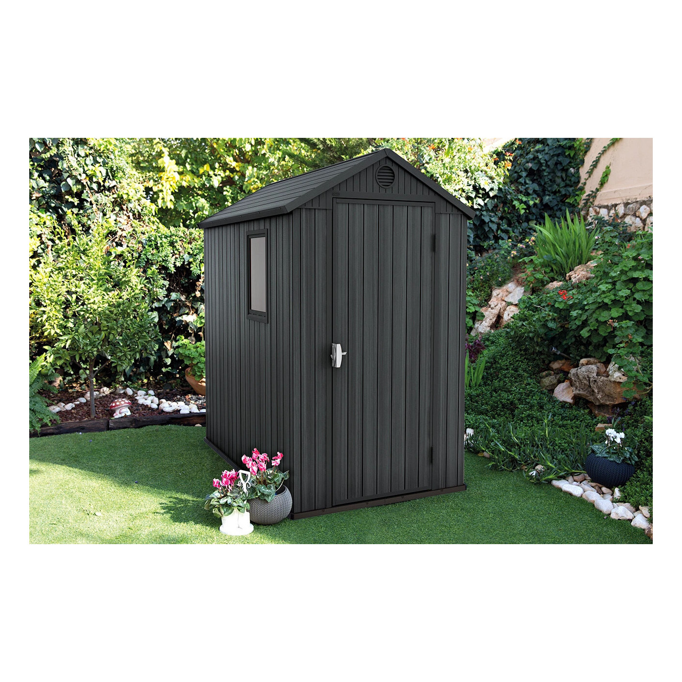 Wizualizacja grafitowego domku narzędziowego DARWIN 4x6 - Keter w ogrodzie