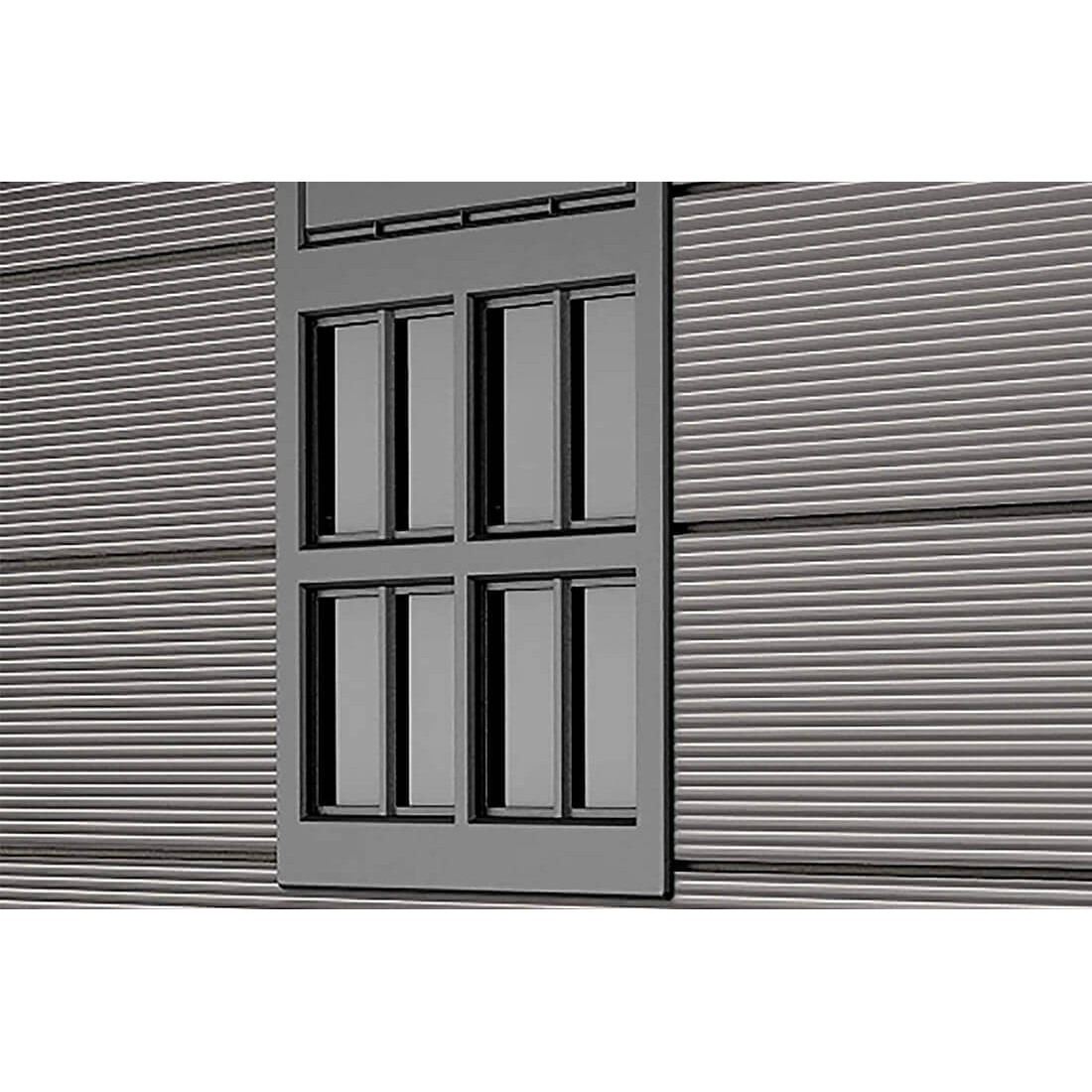 Zbliżenie na okno w narzędziowni PREMIER 757 KETER