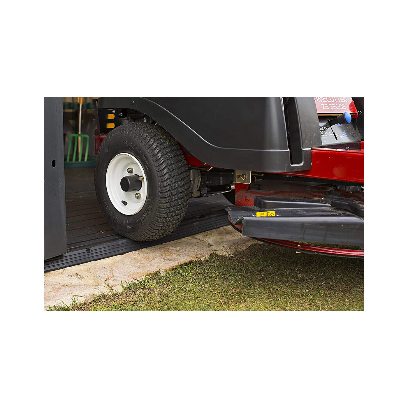 Zbliżenie na podłogę domku narzędziowego PREMIER 757 Keter