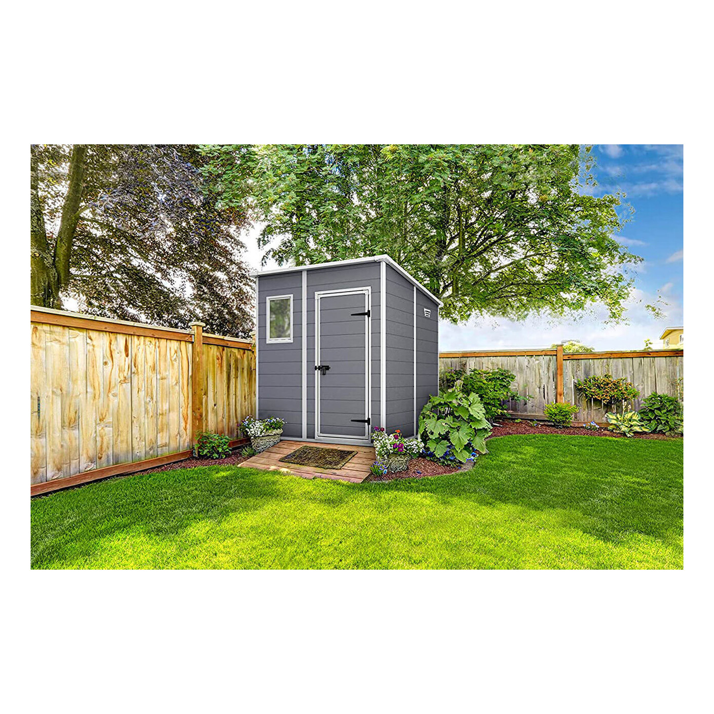 Letnia aranżacja szopy narzędziowej MANOR PENT 6x6 wykonanej z tworzywa sztucznego