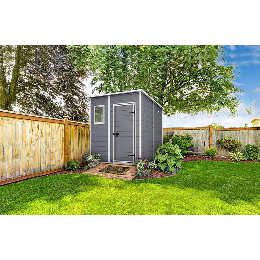 Letnia aranżacja szopy narzędziowej MANOR PENT 6x6 wykonanej z tworzywa sztucznego