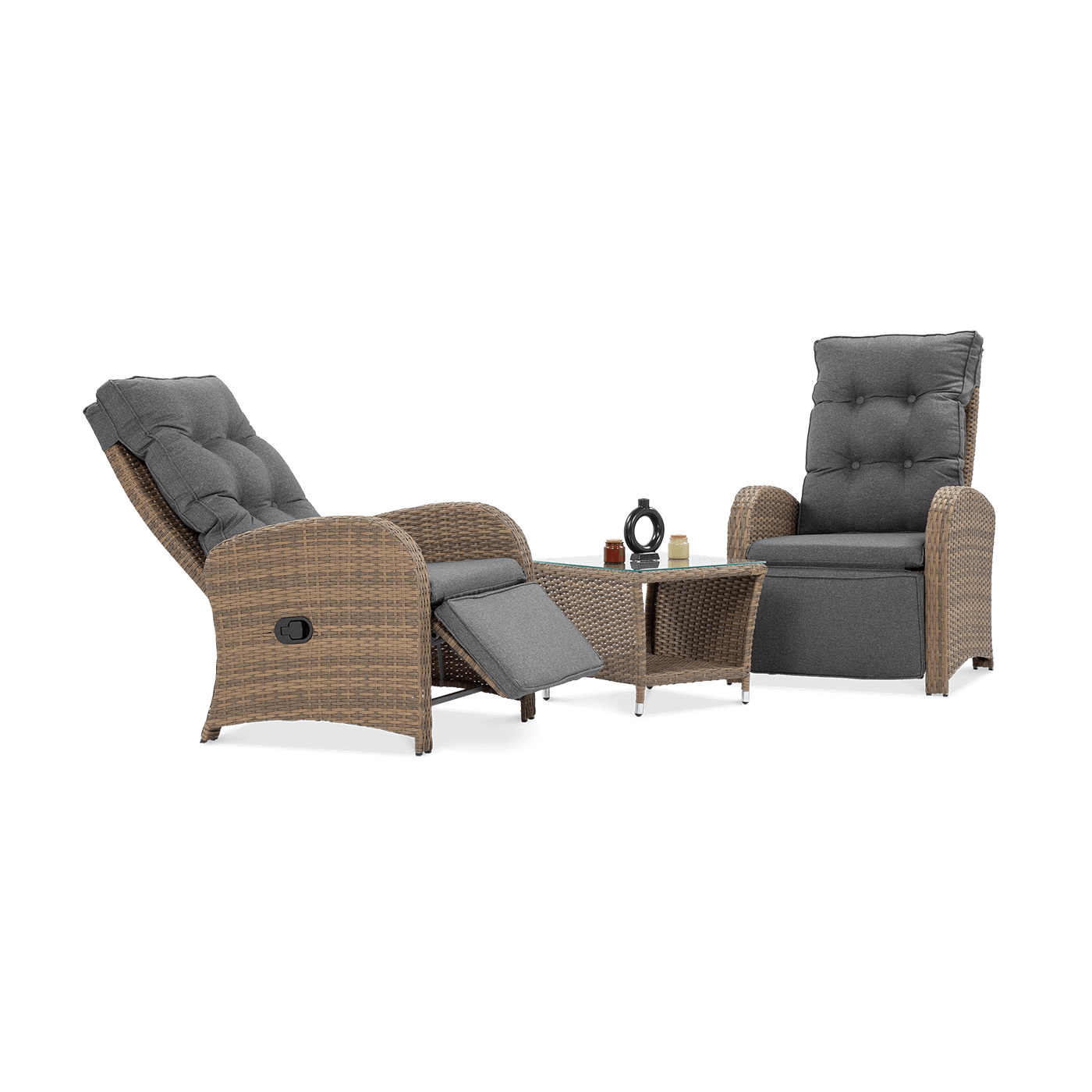 Widok na funkcjonalność i możliwość ułożenia fotela z zestawu mebli wypoczynkowych