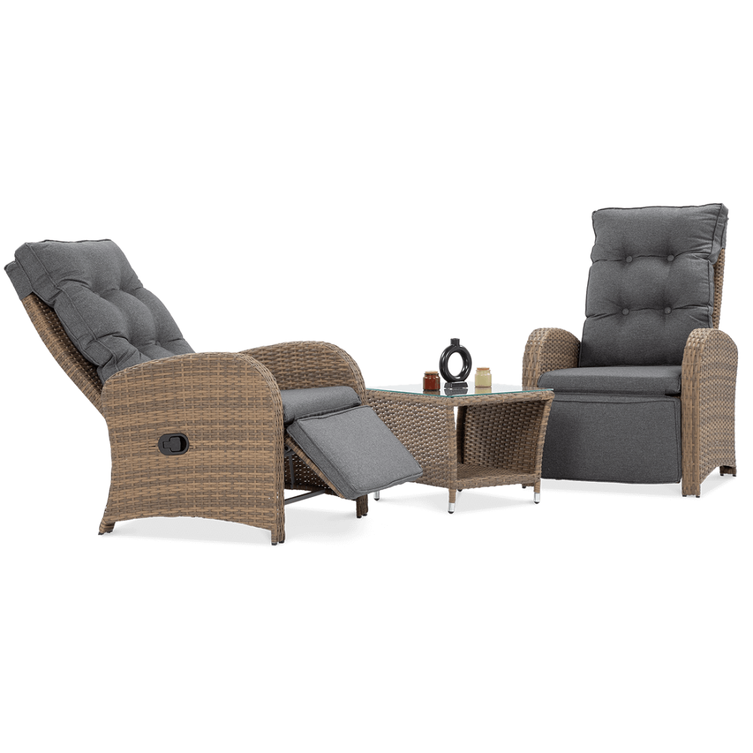 Widok na funkcjonalność i możliwość ułożenia fotela z zestawu mebli wypoczynkowych