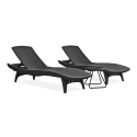dwa leżaki w kolorze czarnym ze stolikiem pomiędzy nimi