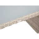 Zbliżenie na stół przykryty hartowanym szkłem zestawu technorattanowego Salo Beige