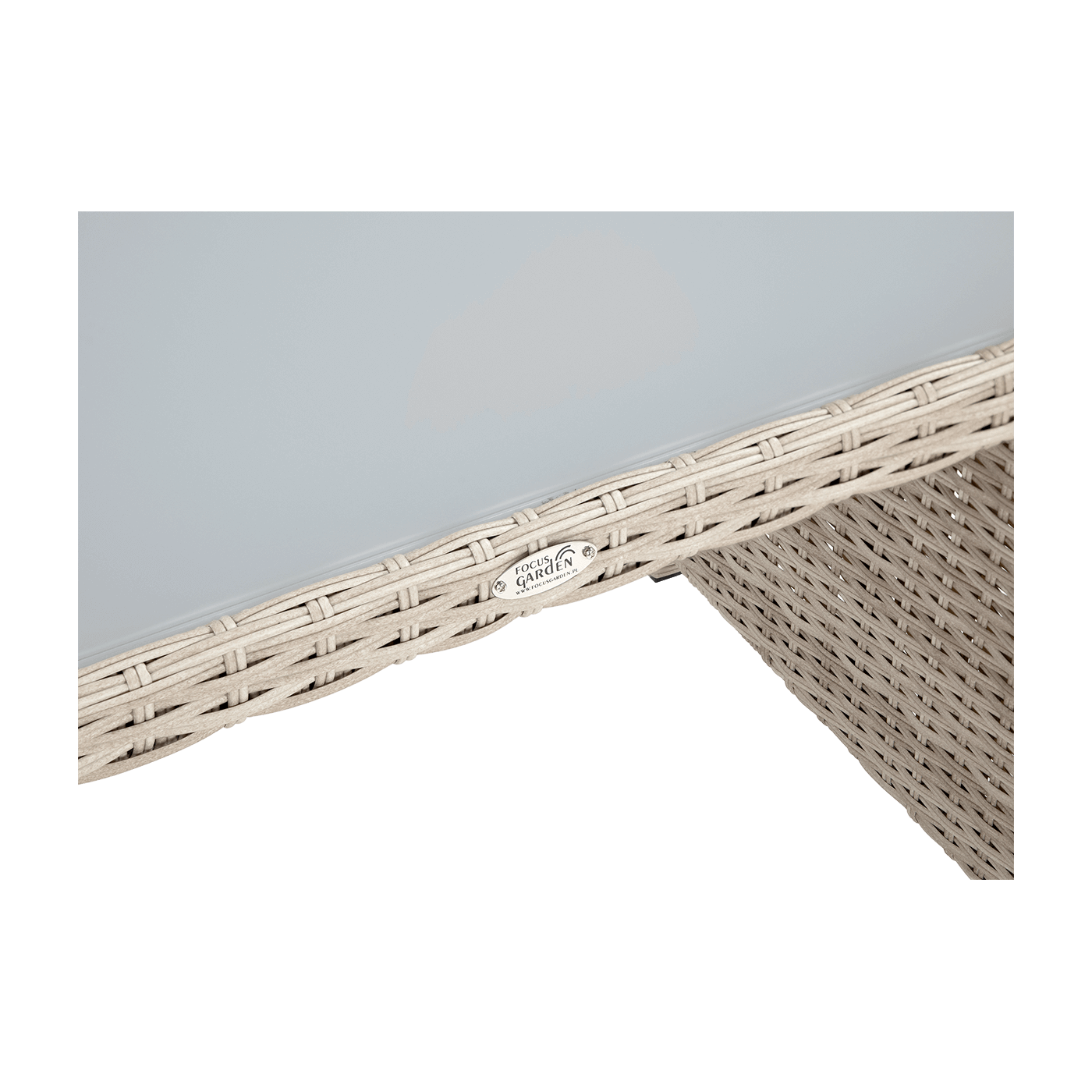 Zbliżenie na stół przykryty hartowanym szkłem zestawu technorattanowego Salo Beige