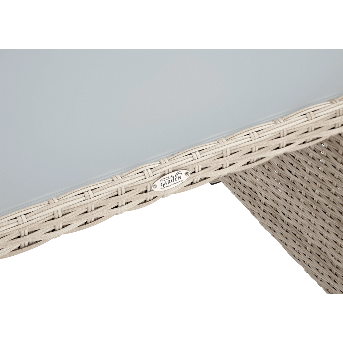 Zbliżenie na stół przykryty hartowanym szkłem zestawu technorattanowego Salo Beige