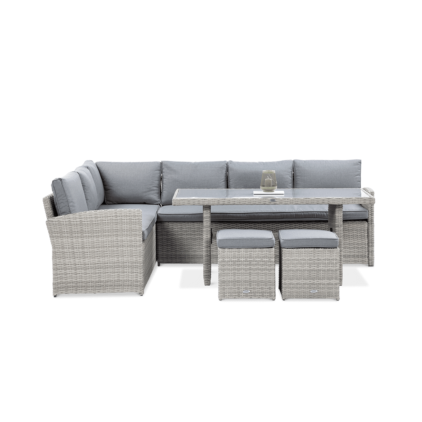 Ustawienie mebli z zestawu ogrodowego z technorattanu