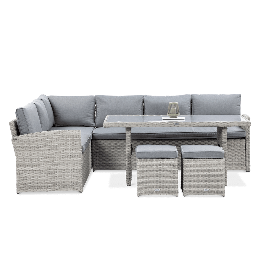 Ustawienie mebli z zestawu ogrodowego z technorattanu