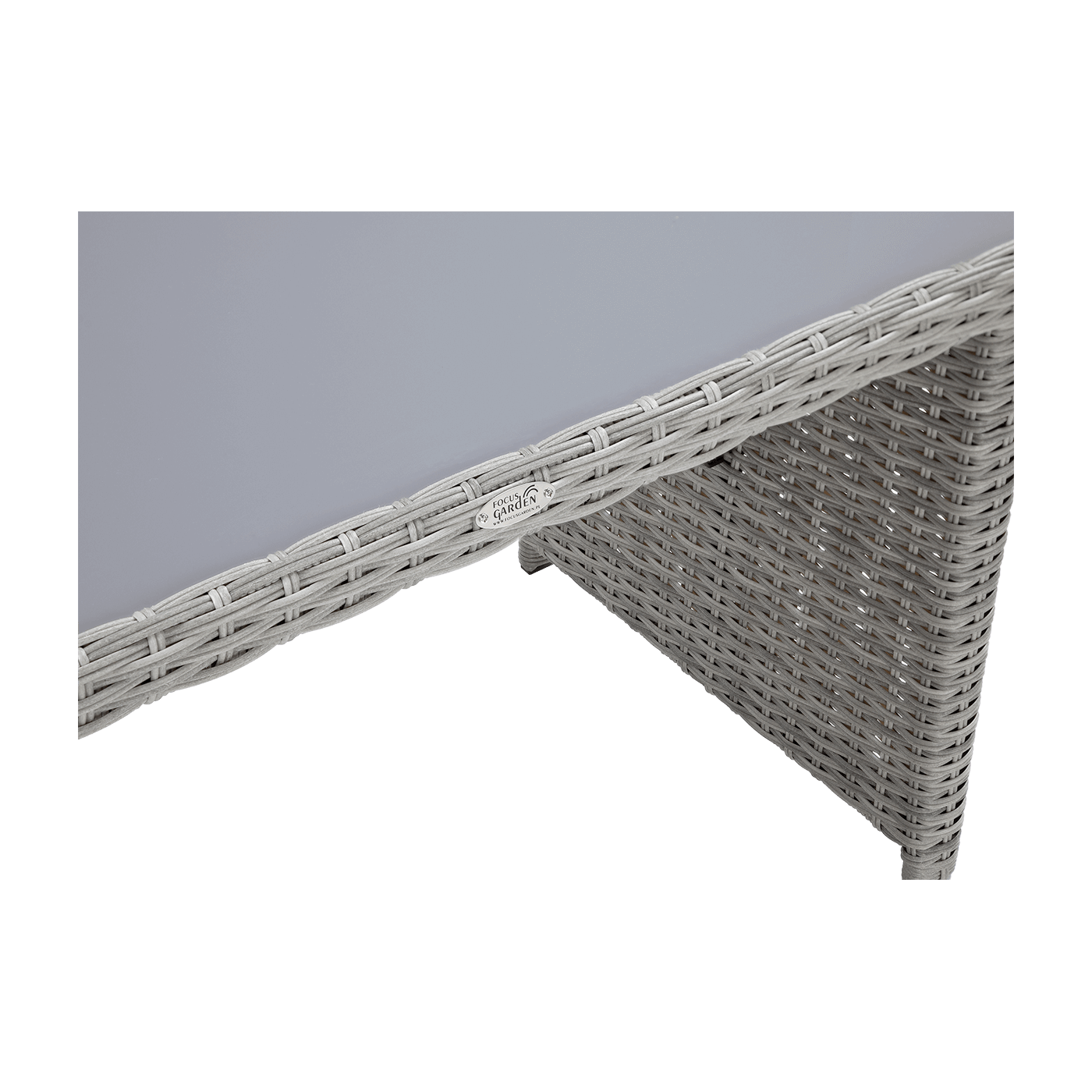 Zbliżenie na stół przykryty hartowanym szkłem zestawu technorattanowego Salo