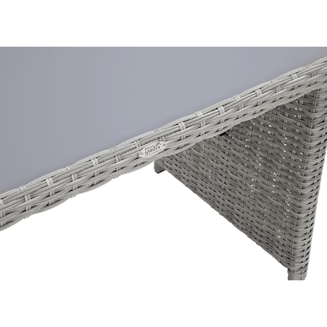 Zbliżenie na stół przykryty hartowanym szkłem zestawu technorattanowego Salo