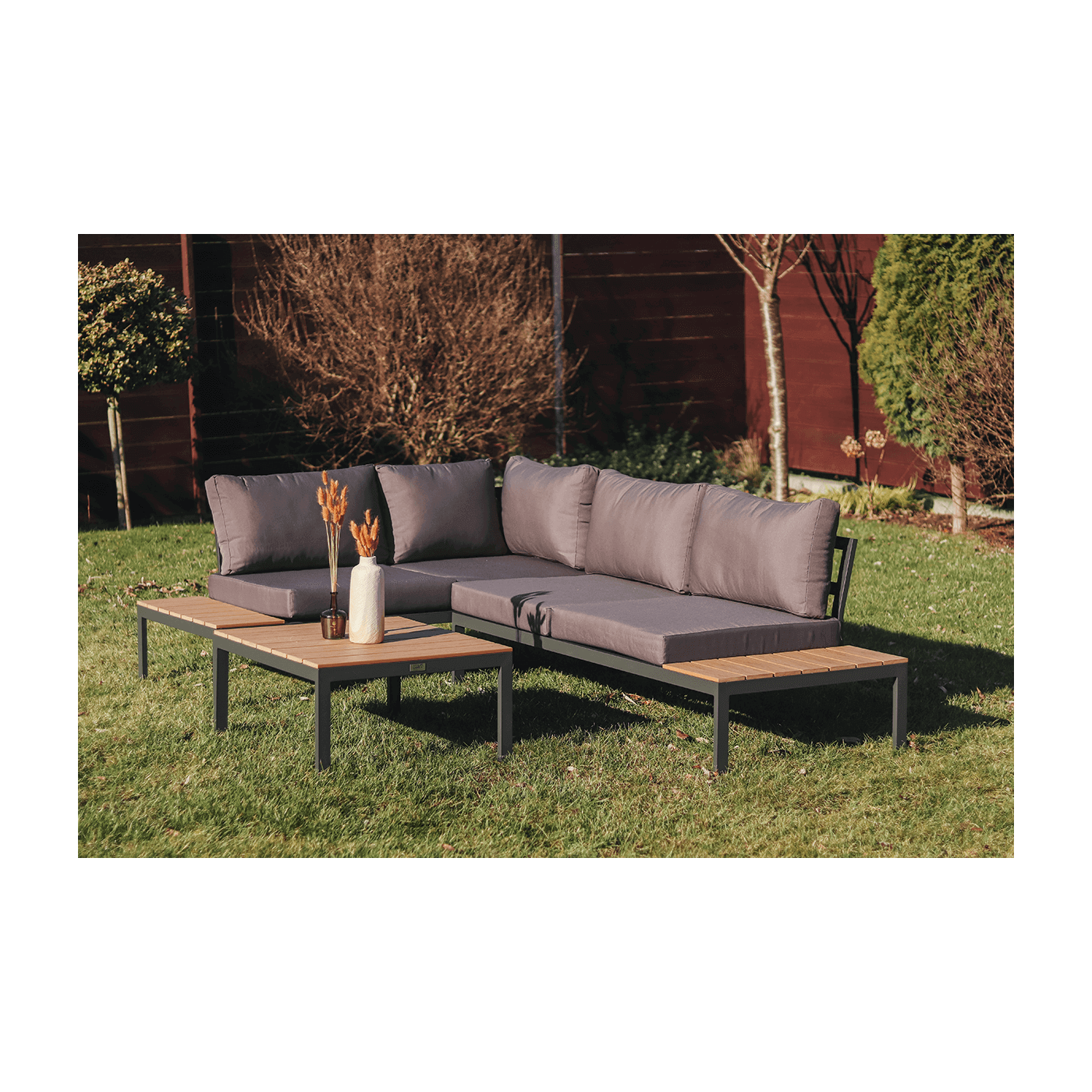 Wiosenna aranżacja narożnika FREEMONT w ogrodzie