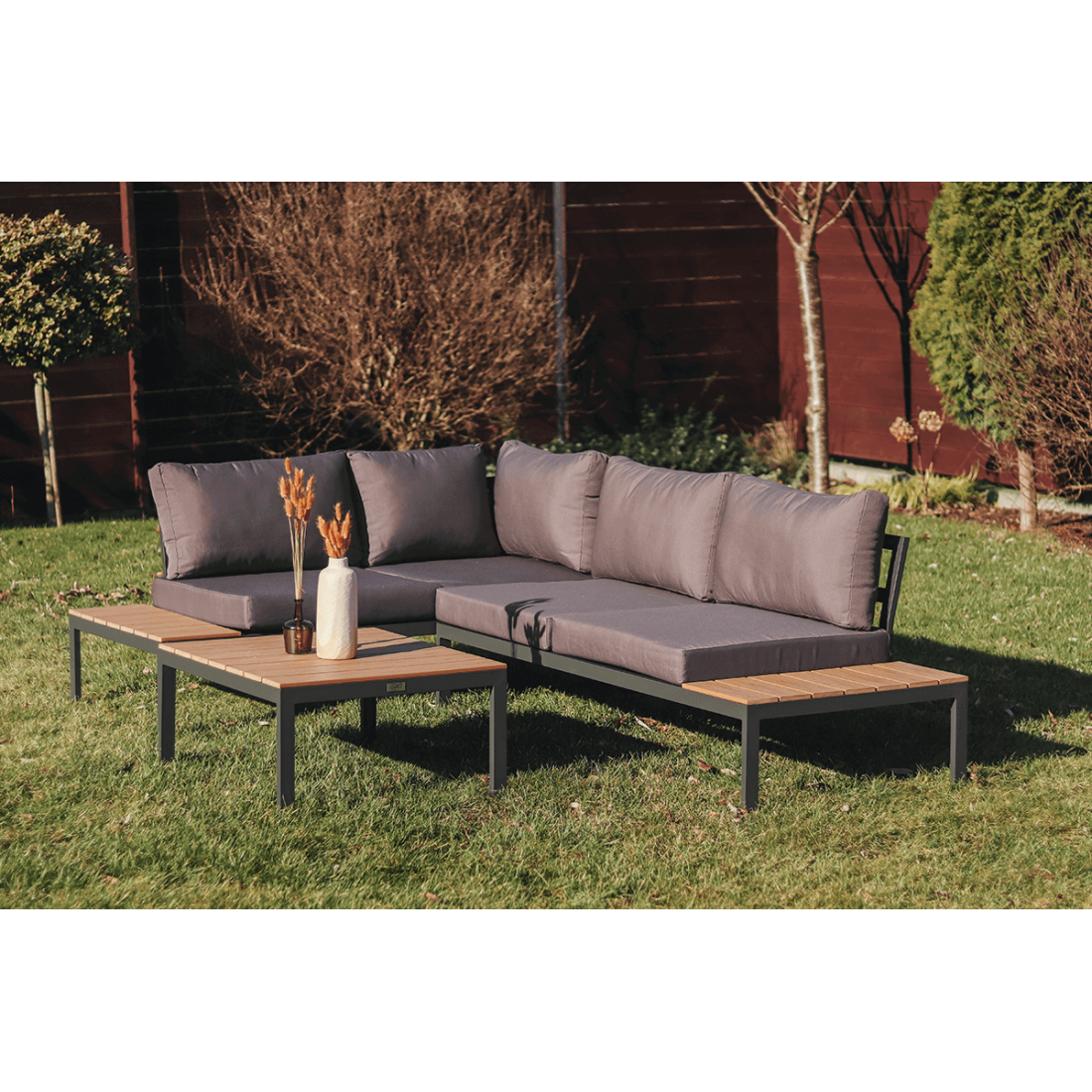 Wiosenna aranżacja narożnika FREEMONT w ogrodzie