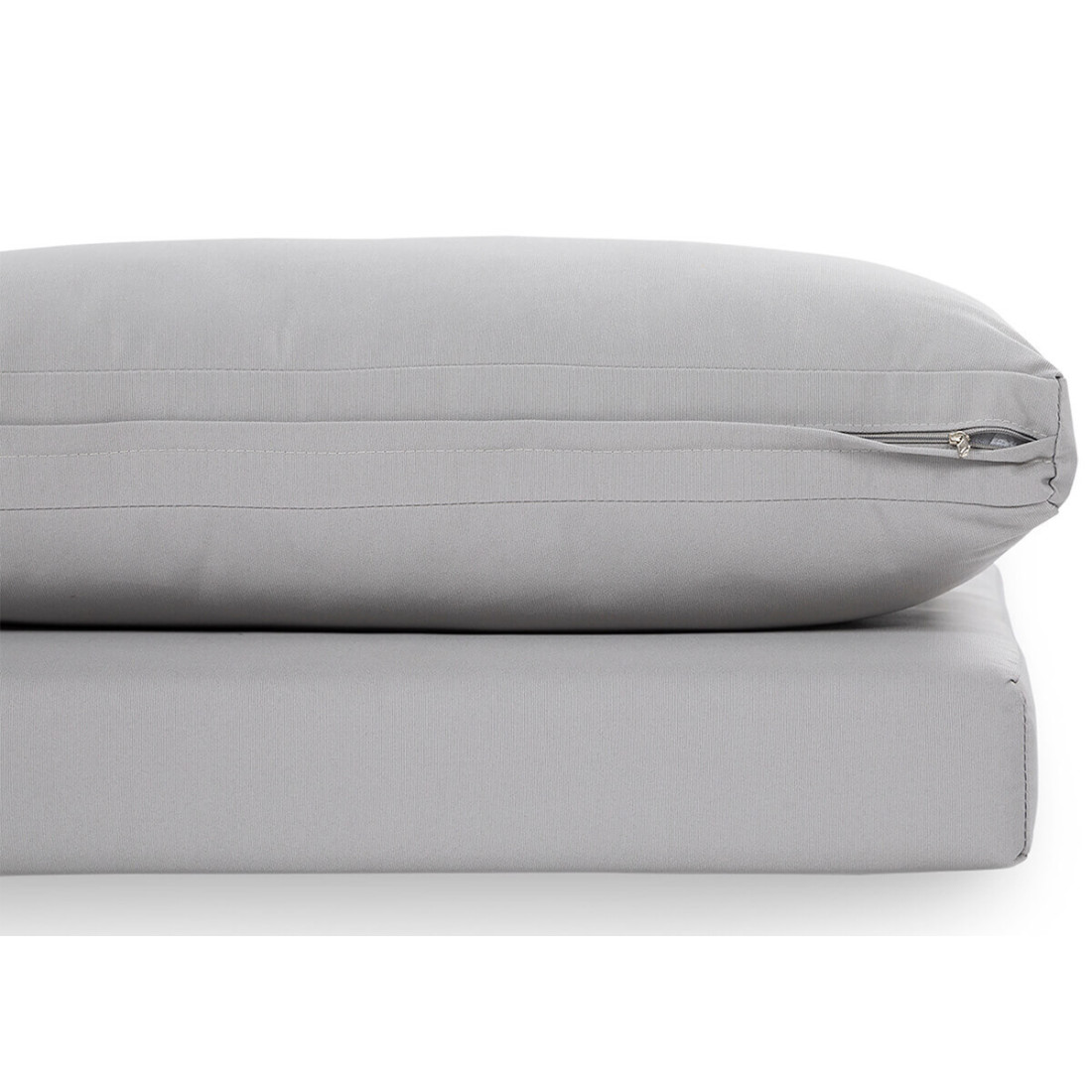 Zbliżenie na materiał wykonania poduszek jasno-szarego narożnika