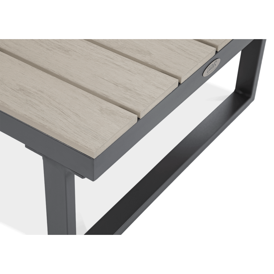 Zbliżenie na stolik z zestawu Emerson