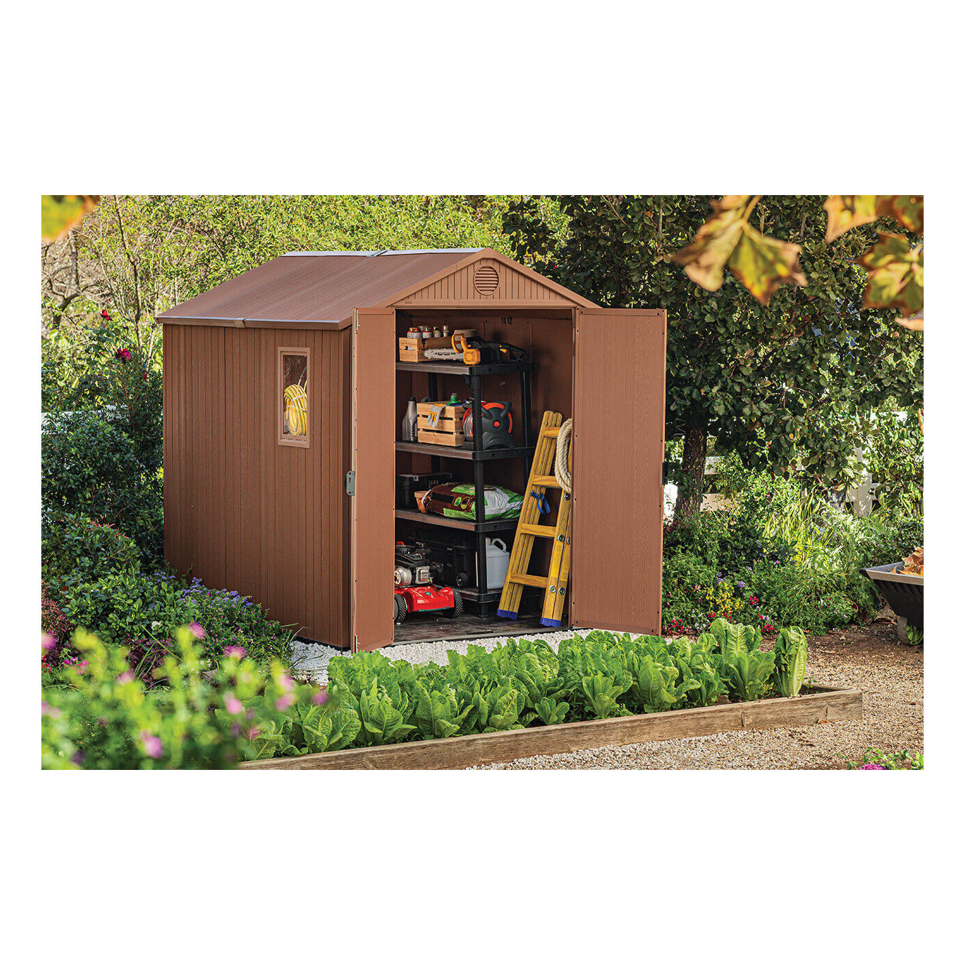 Aranżacja w ogrodzie zagospodarowanego wnętrza narzędziowni DARWIN o rozmiarze 6x8 od firmy Keter