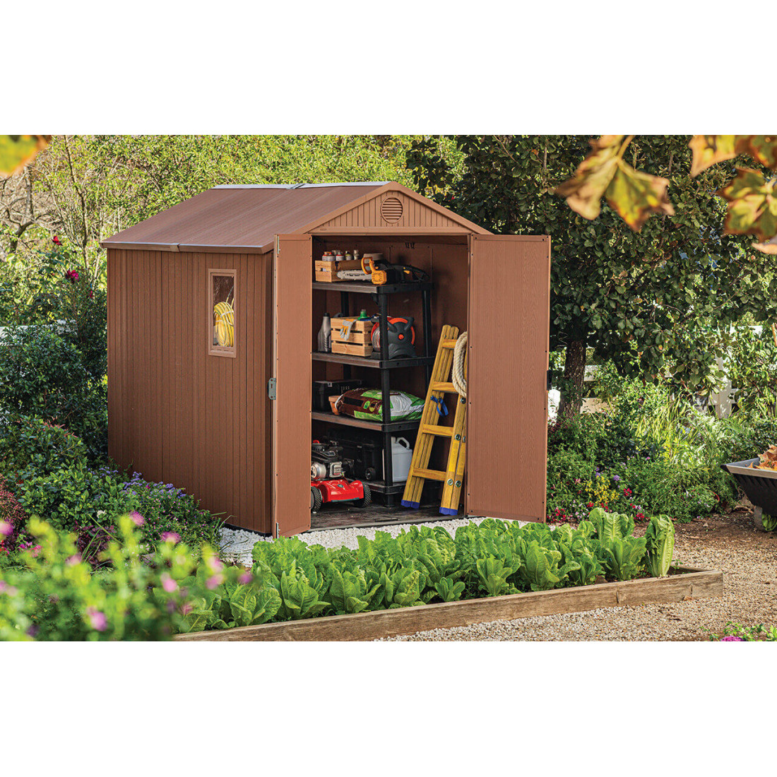 Aranżacja w ogrodzie zagospodarowanego wnętrza narzędziowni DARWIN o rozmiarze 6x8 od firmy Keter