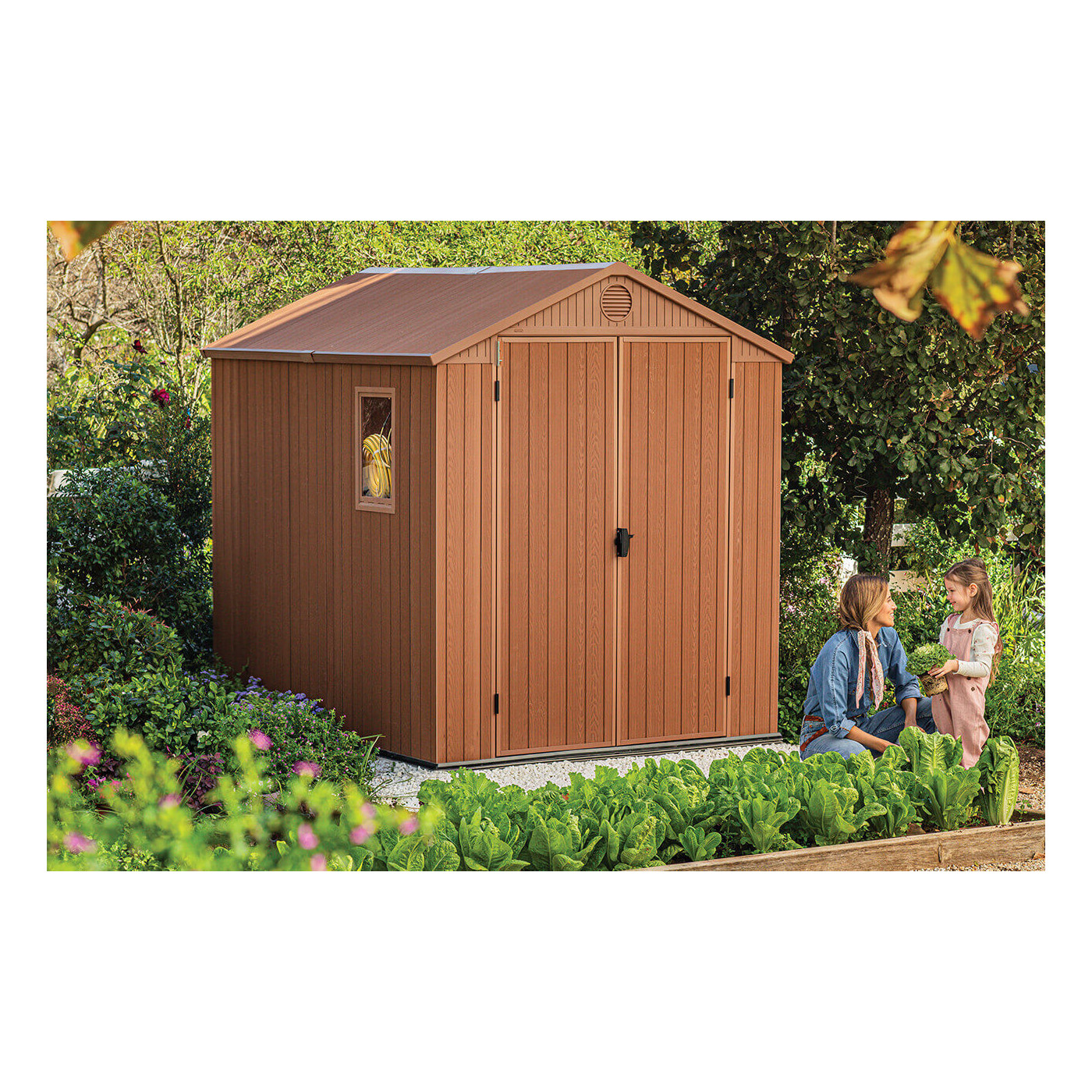 Aranżacja narzędziowni w ogrodzie, a obok niej kobieta z córką