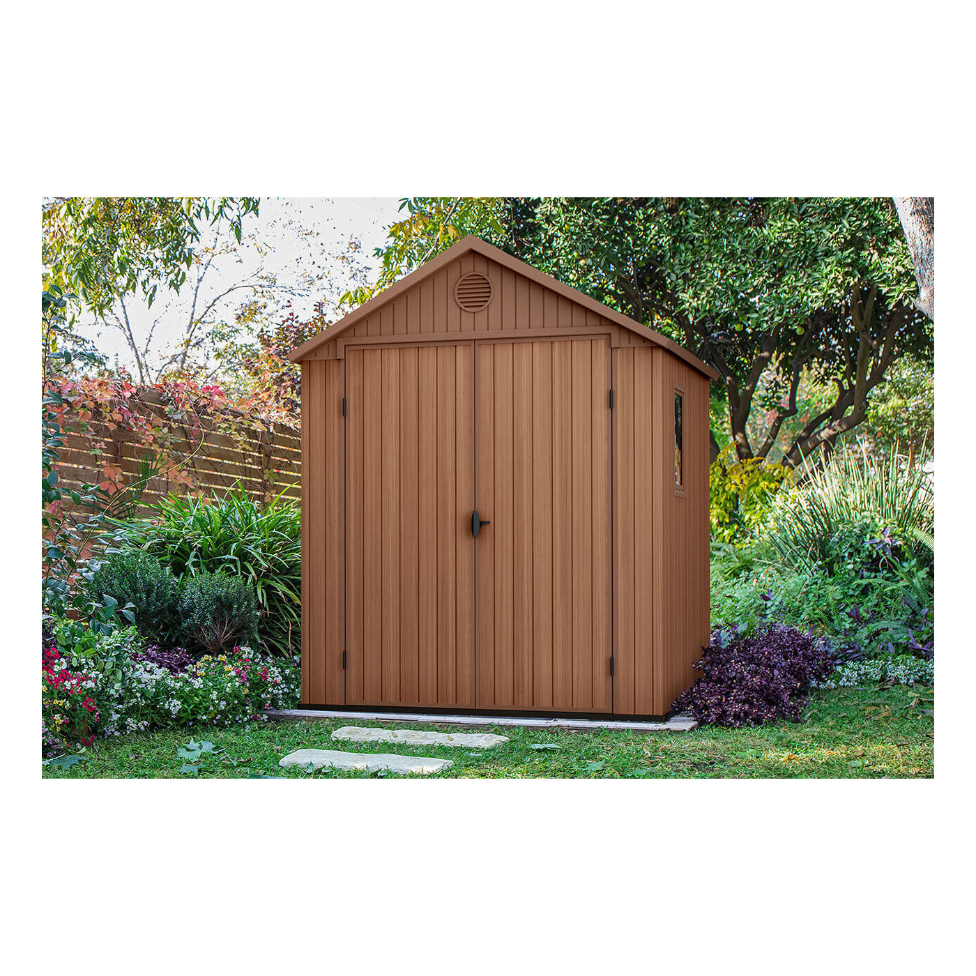 Aranżacja domku ogrodowego DARWIN 6x8 Brown wykonanego z tworzywa sztucznego