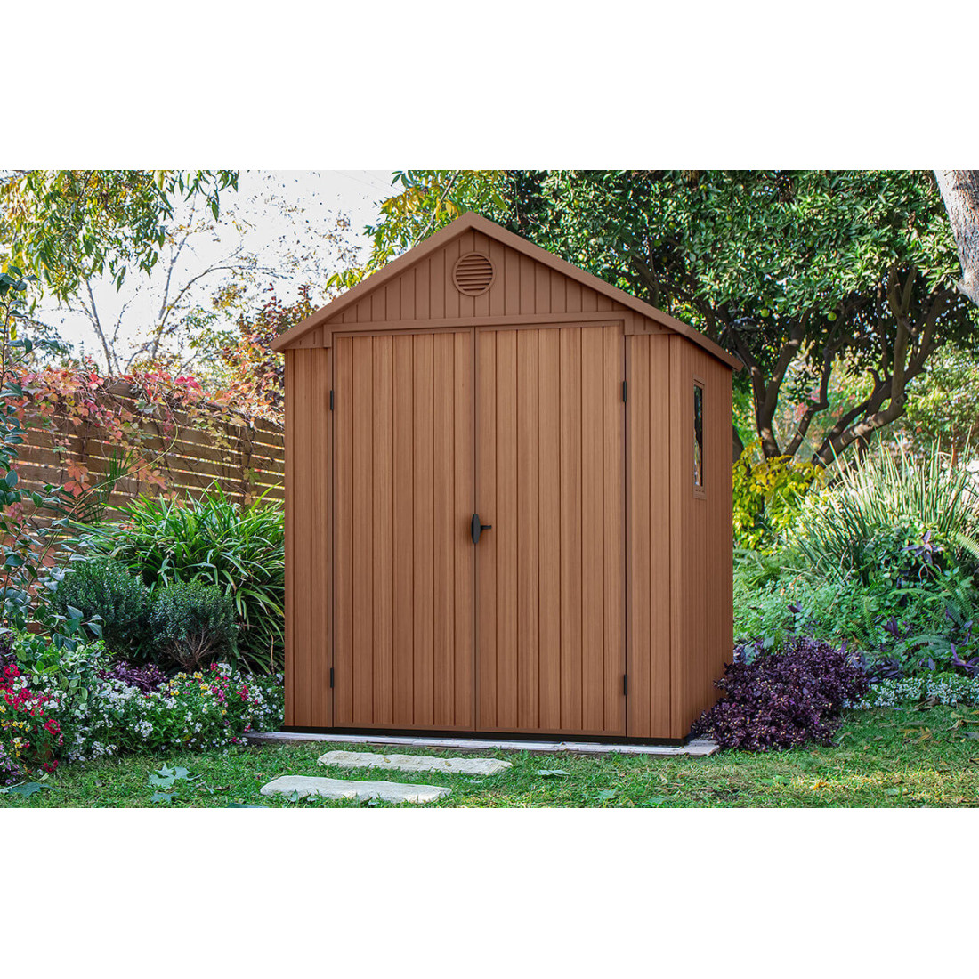 Aranżacja domku ogrodowego DARWIN 6x8 Brown wykonanego z tworzywa sztucznego