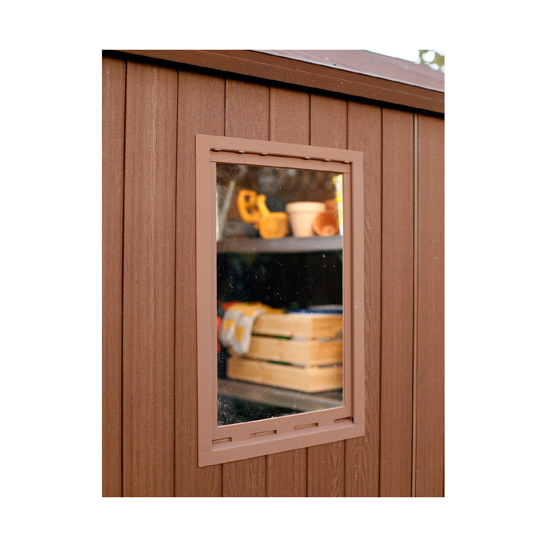 Zbliżenie na okno znajdujące się w narzędziowni