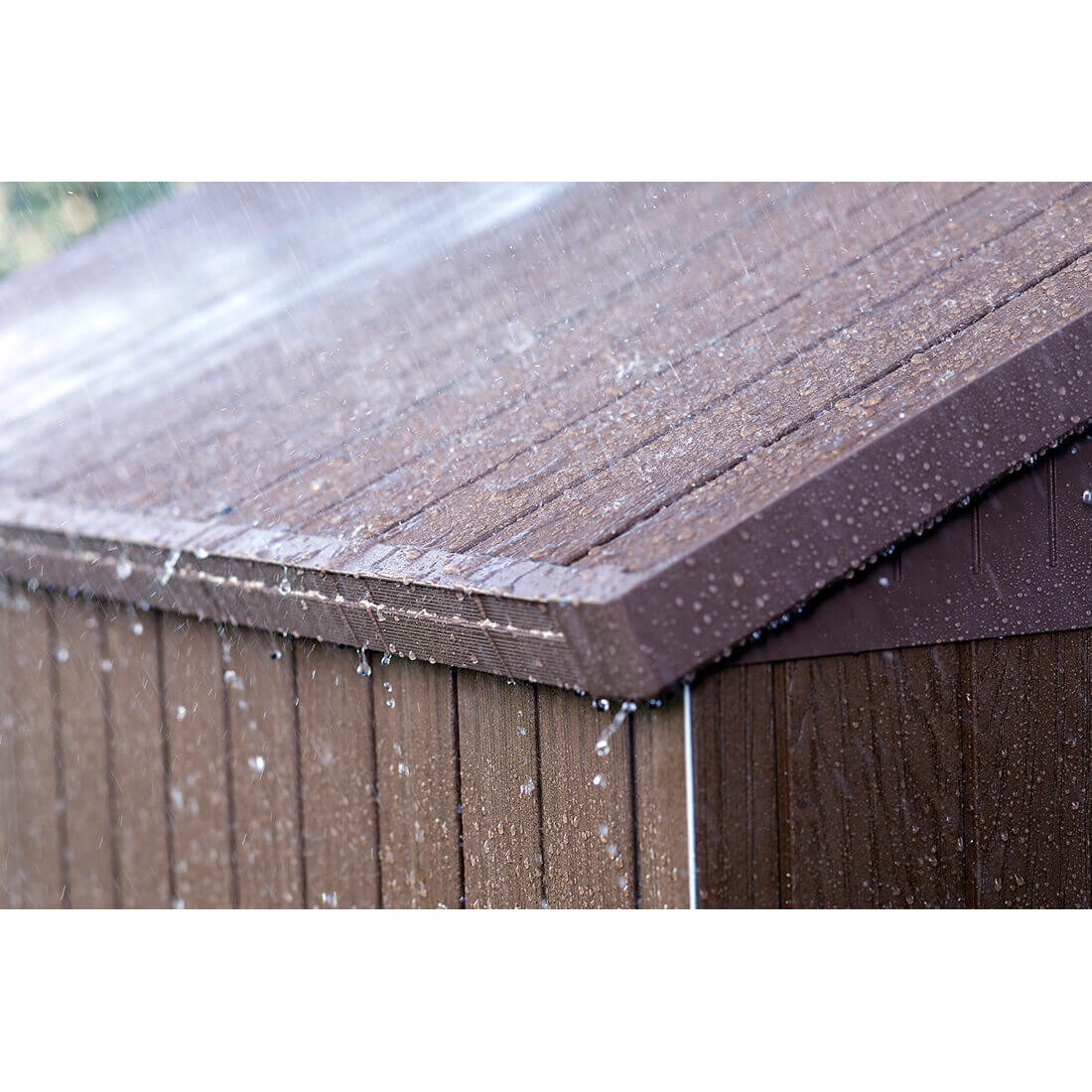 Widok na wodoodporny dach w szopce narzędziowej