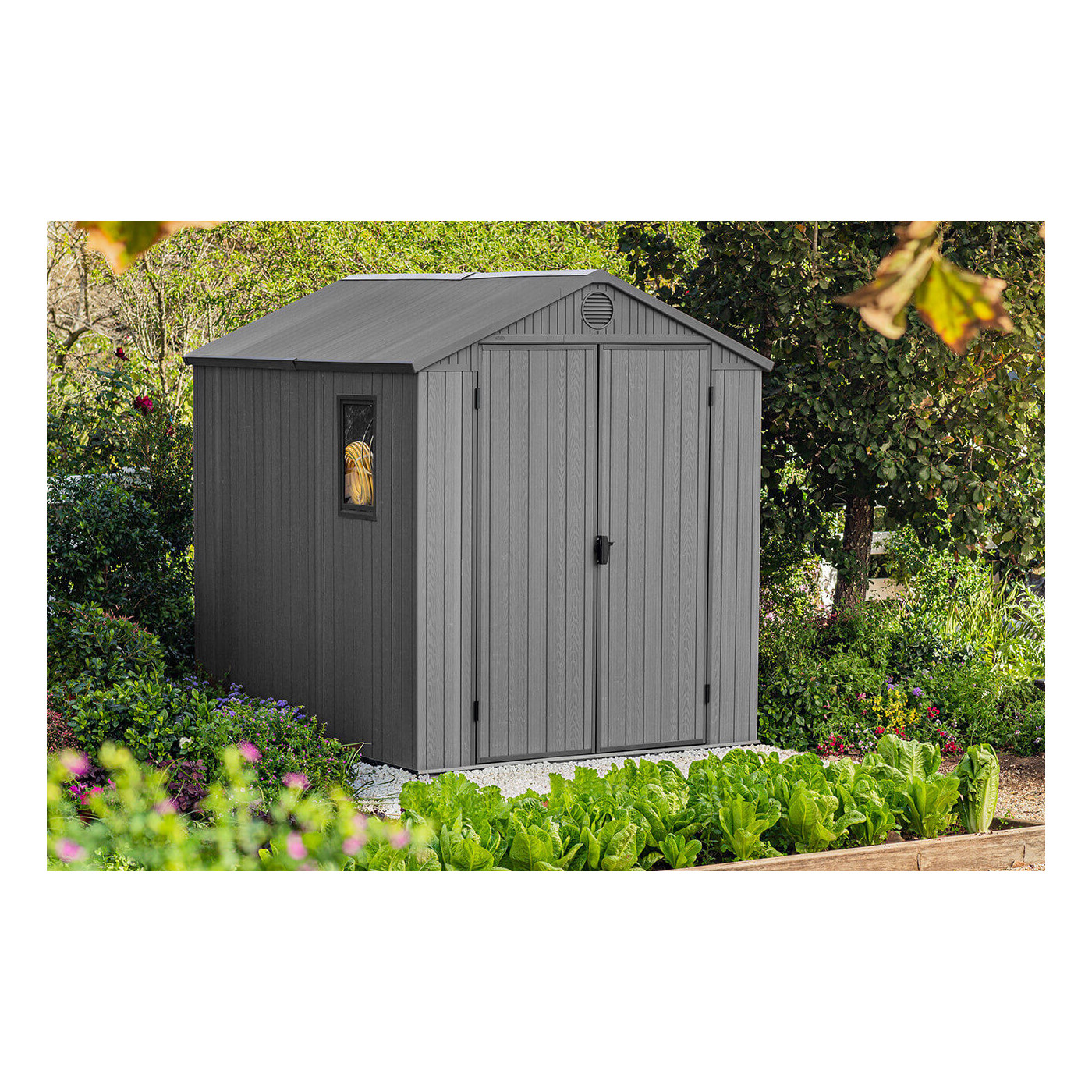Wizualizacja grafitowego domku narzędziowego DARWIN 6x8 - Keter w ogrodzie