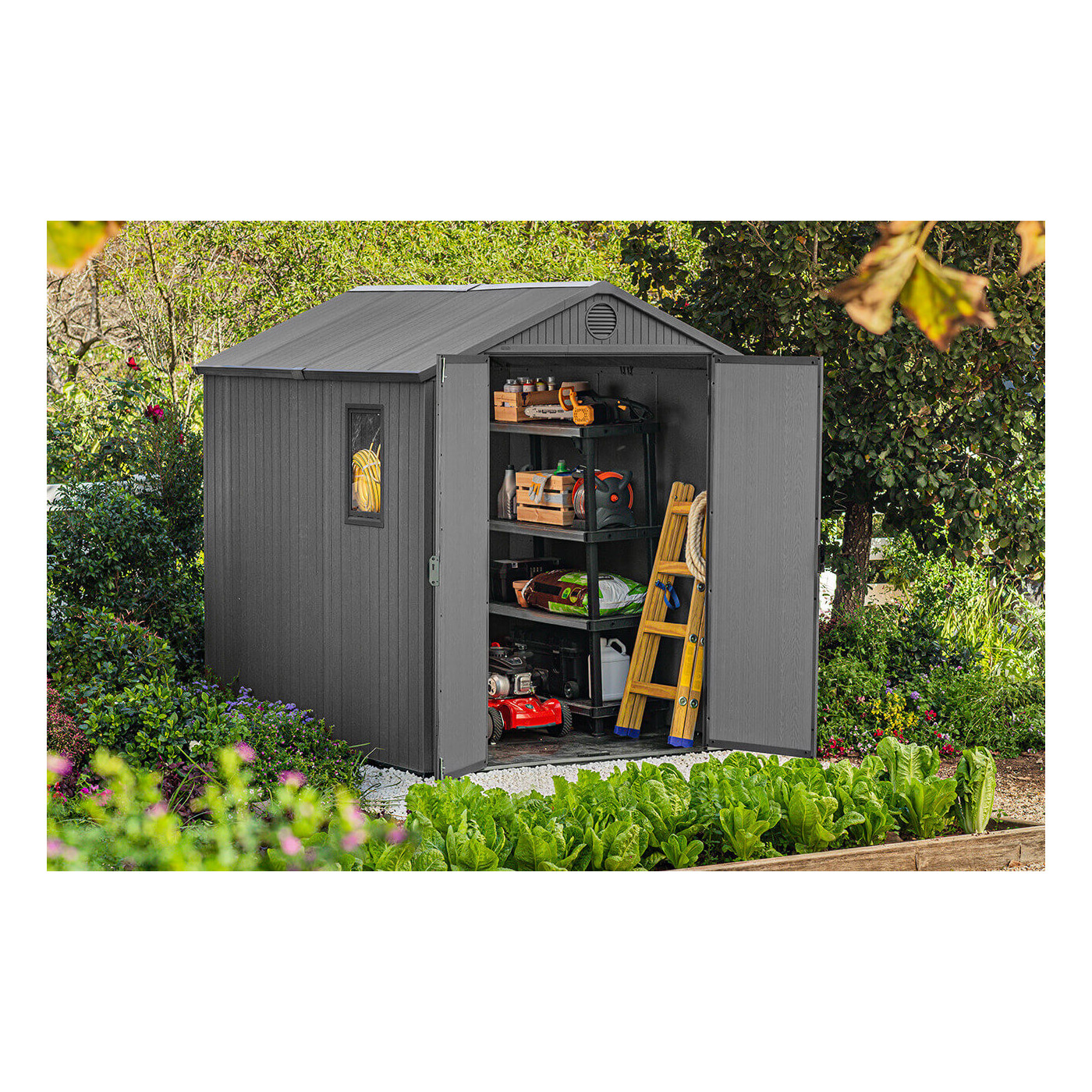 Aranżacja w ogrodzie zagospodarowanego wnętrza narzędziowni DARWIN o rozmiarze 6x8 od firmy Keter